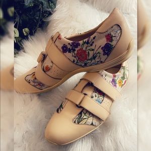 Authentic Vintage Gucci sneakers. Woman’s size 9